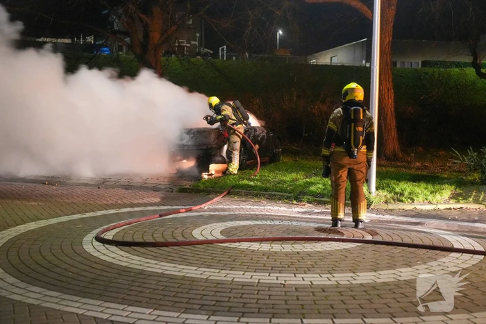 Auto volledig uitgebrand, politie onderzoekt oorzaak