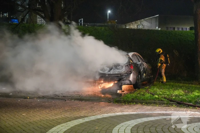 Auto volledig uitgebrand, politie onderzoekt oorzaak