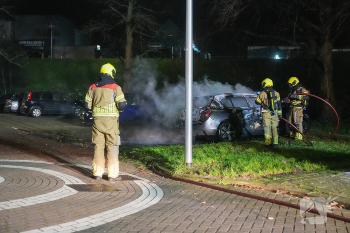 Auto volledig uitgebrand, politie onderzoekt oorzaak