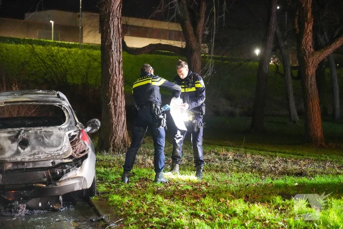 Auto volledig uitgebrand, politie onderzoekt oorzaak