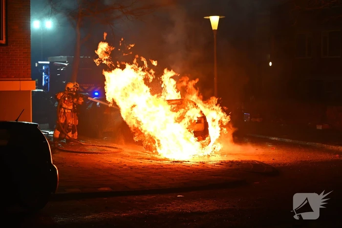 Geparkeerde auto verwoest door brand