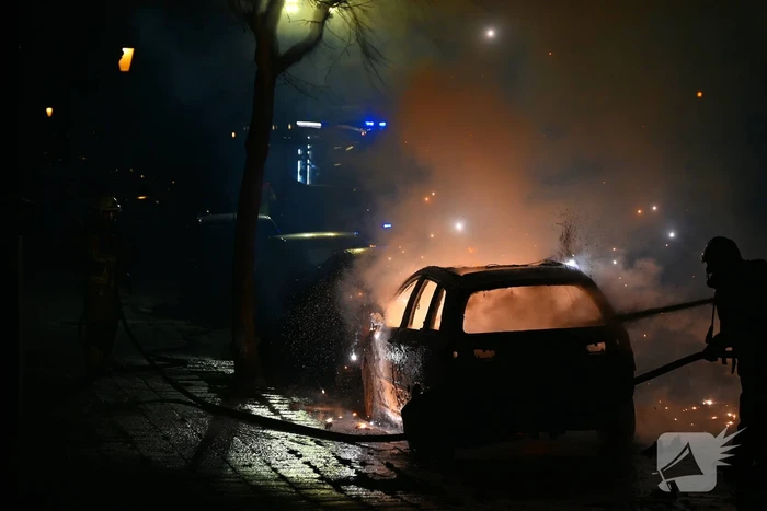 Geparkeerde auto verwoest door brand