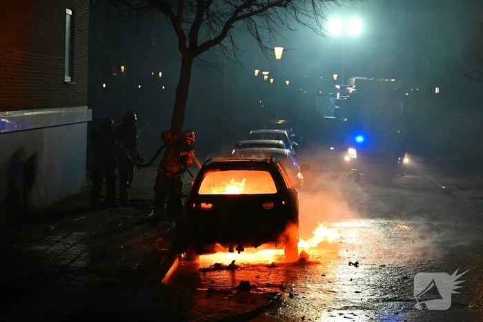 Geparkeerde auto verwoest door brand
