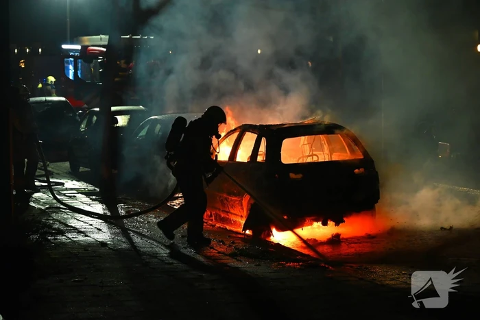 Geparkeerde auto verwoest door brand