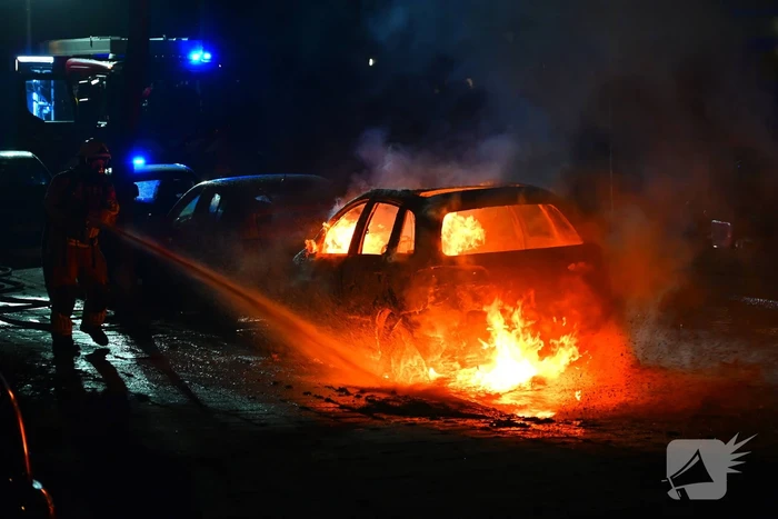 Geparkeerde auto verwoest door brand