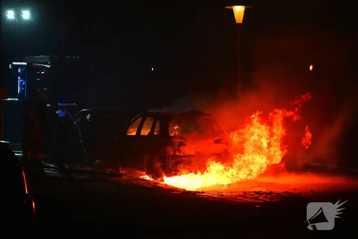 Geparkeerde auto verwoest door brand