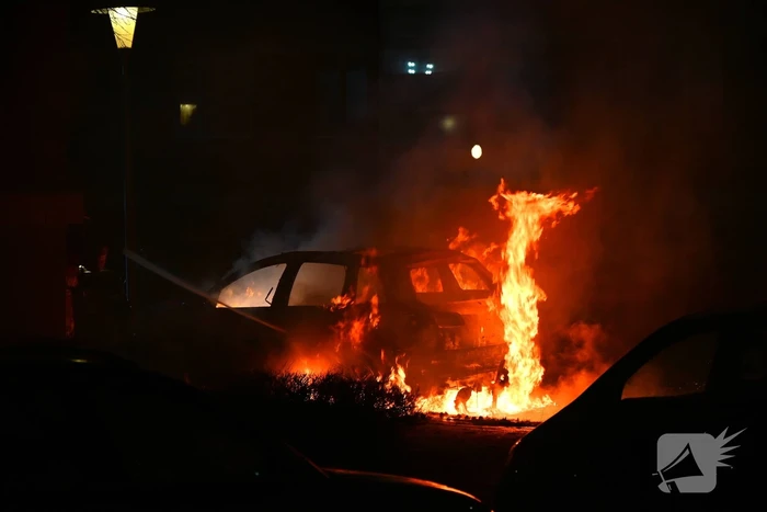Geparkeerde auto verwoest door brand