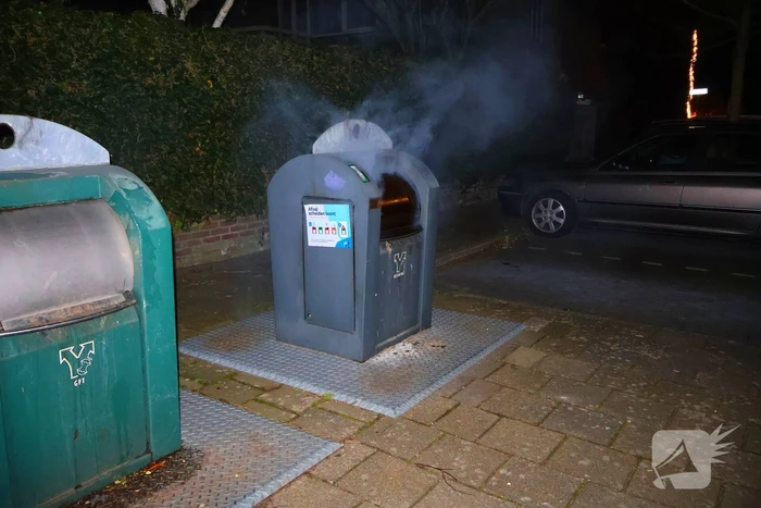 Personen verrichten bluspoging bij containerbrand