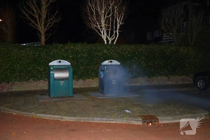 Personen verrichten bluspoging bij containerbrand