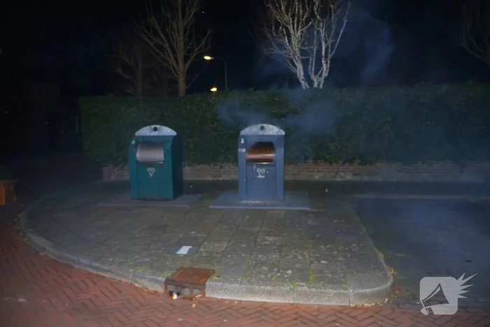 Personen verrichten bluspoging bij containerbrand