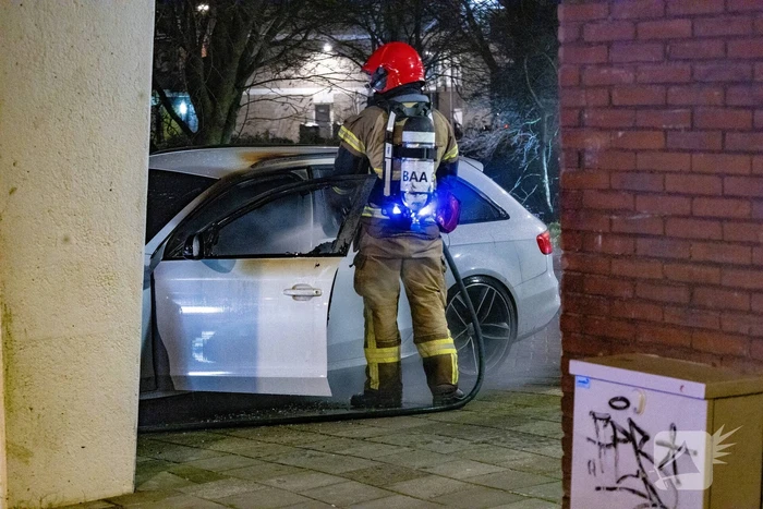 Auto door brand verwoest