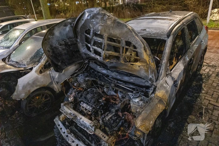 Drie geparkeerde auto's uitgebrand