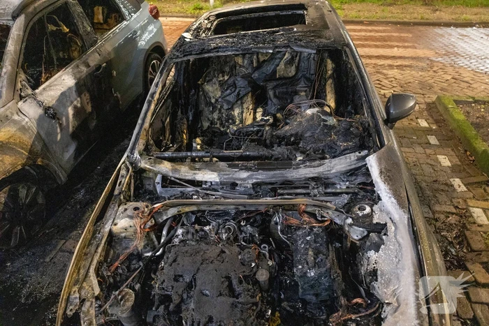 Drie geparkeerde auto's uitgebrand
