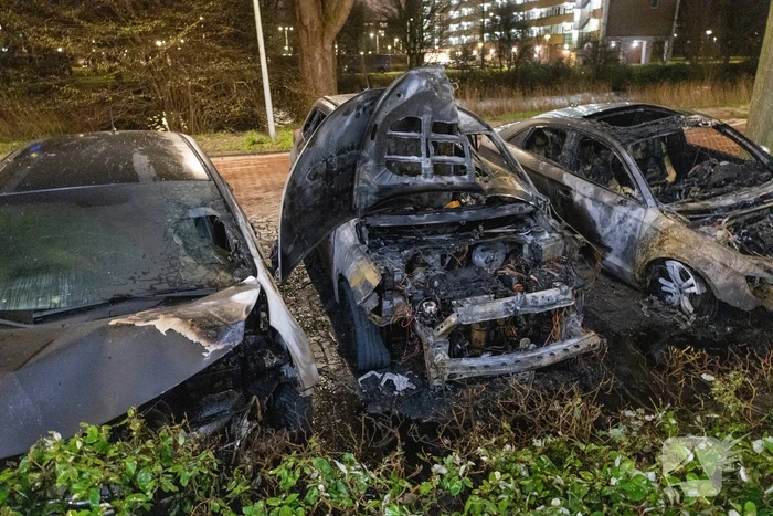 Drie geparkeerde auto's uitgebrand