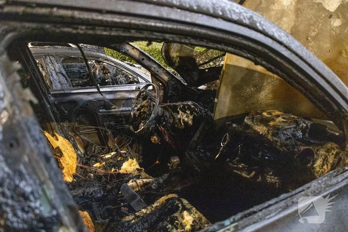 Drie geparkeerde auto's uitgebrand