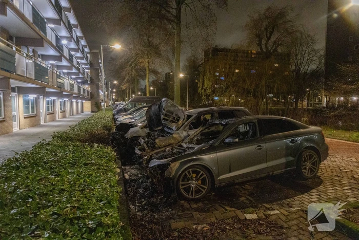 Drie geparkeerde auto's uitgebrand