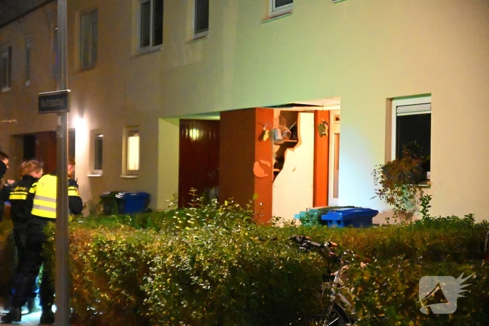 Ramen uit voordeur geblazen bij explosie