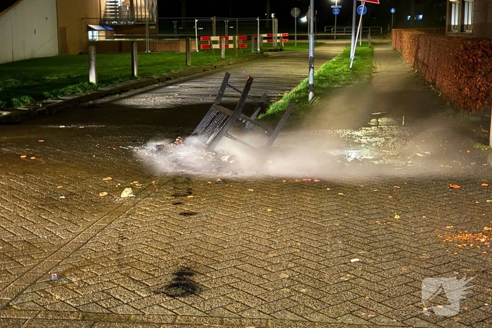 Branden tuinmeubilair geblust door brandweer