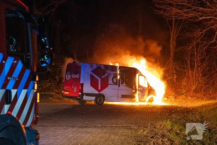 Bestelbus DPD door brand verwoest