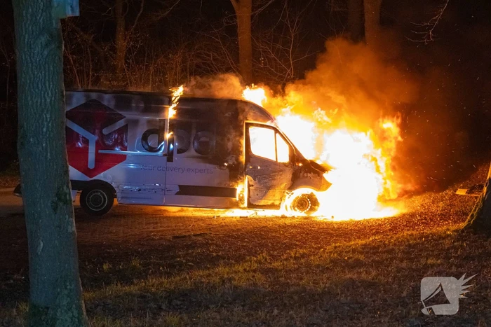 Bestelbus DPD door brand verwoest