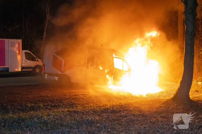 Bestelbus DPD door brand verwoest