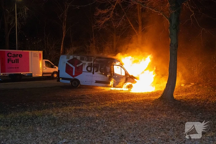 Bestelbus DPD door brand verwoest
