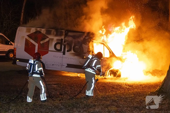 Bestelbus DPD door brand verwoest