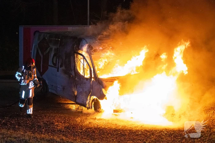 Bestelbus DPD door brand verwoest