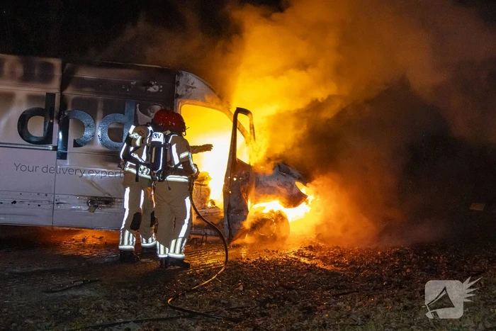 Bestelbus DPD door brand verwoest