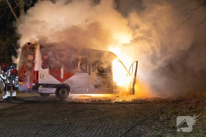Bestelbus DPD door brand verwoest