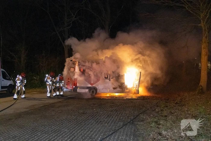 Bestelbus DPD door brand verwoest