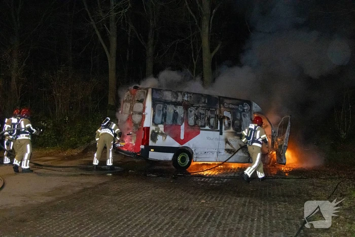Bestelbus DPD door brand verwoest