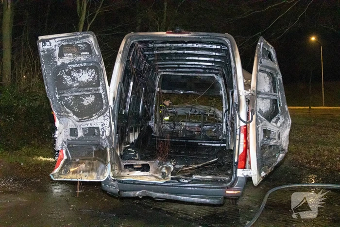 Bestelbus DPD door brand verwoest