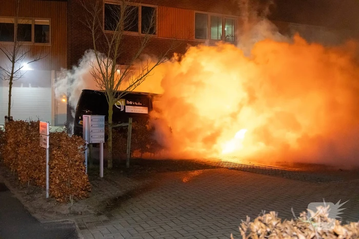 Bestelbus van hoveniersbedrijf door brand verwoest