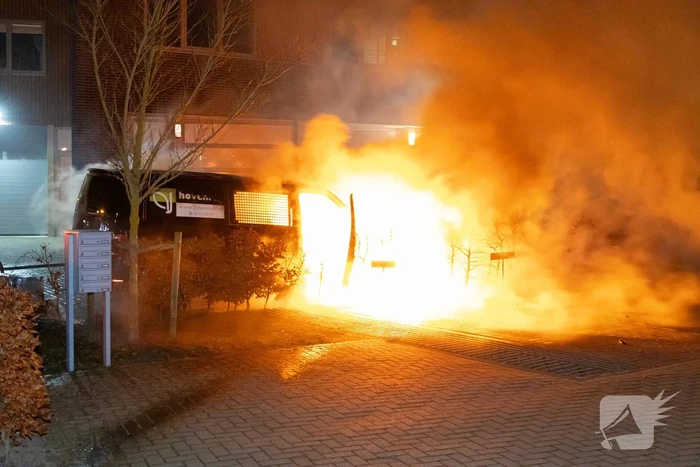 Bestelbus van hoveniersbedrijf door brand verwoest