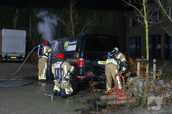 Bestelbus van hoveniersbedrijf door brand verwoest