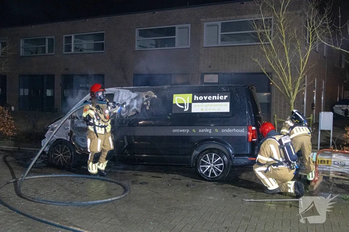 Bestelbus van hoveniersbedrijf door brand verwoest