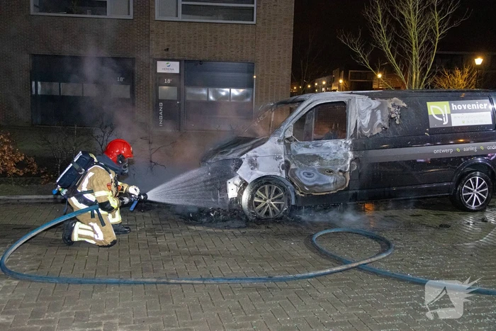Bestelbus van hoveniersbedrijf door brand verwoest
