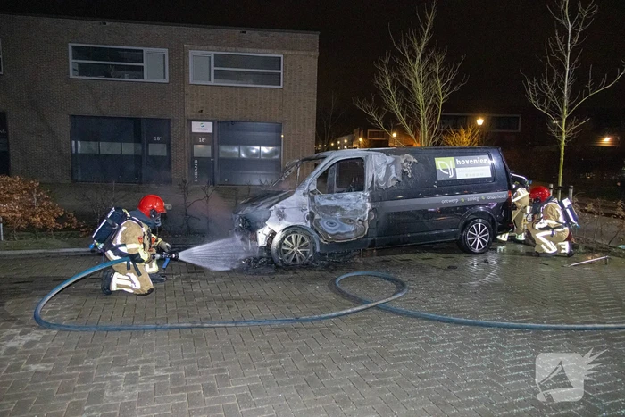 Bestelbus van hoveniersbedrijf door brand verwoest