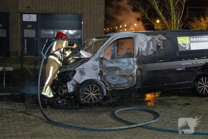 Bestelbus van hoveniersbedrijf door brand verwoest