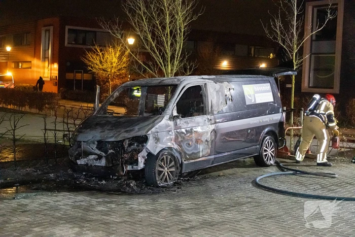Bestelbus van hoveniersbedrijf door brand verwoest