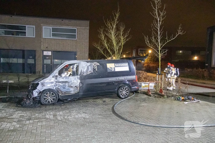 Bestelbus van hoveniersbedrijf door brand verwoest