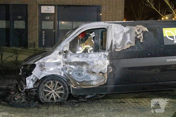 Bestelbus van hoveniersbedrijf door brand verwoest