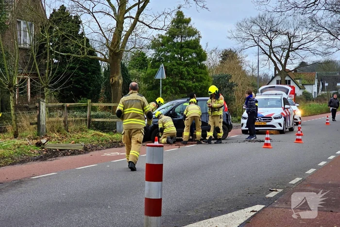 Automobilist eindigt tegen boom