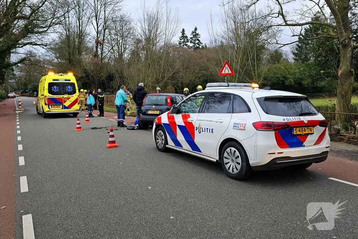 Automobilist eindigt tegen boom