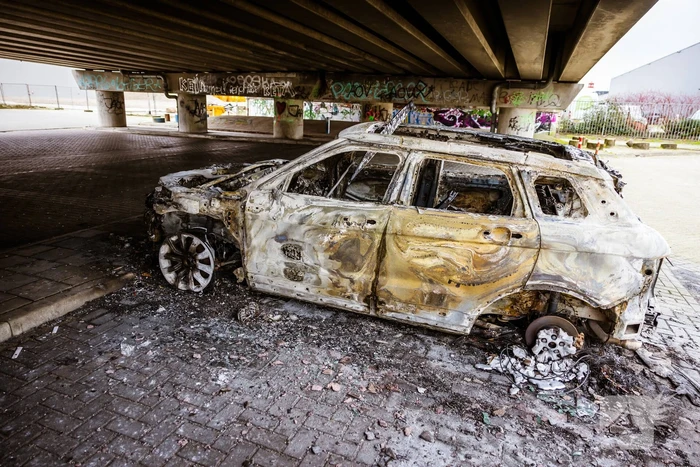 Auto verwoest onder brug