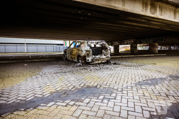 Auto verwoest onder brug