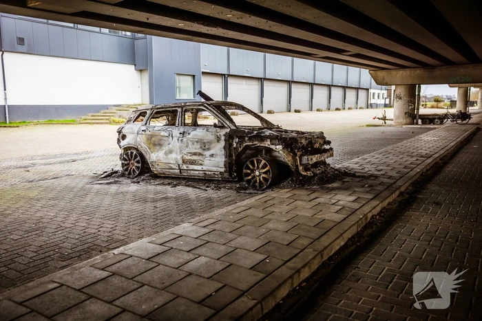 Auto verwoest onder brug