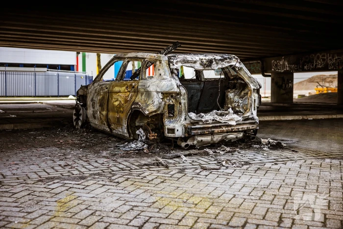 Auto verwoest onder brug