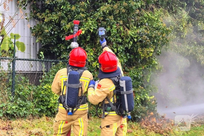 Begroeiing tegen pand in brand